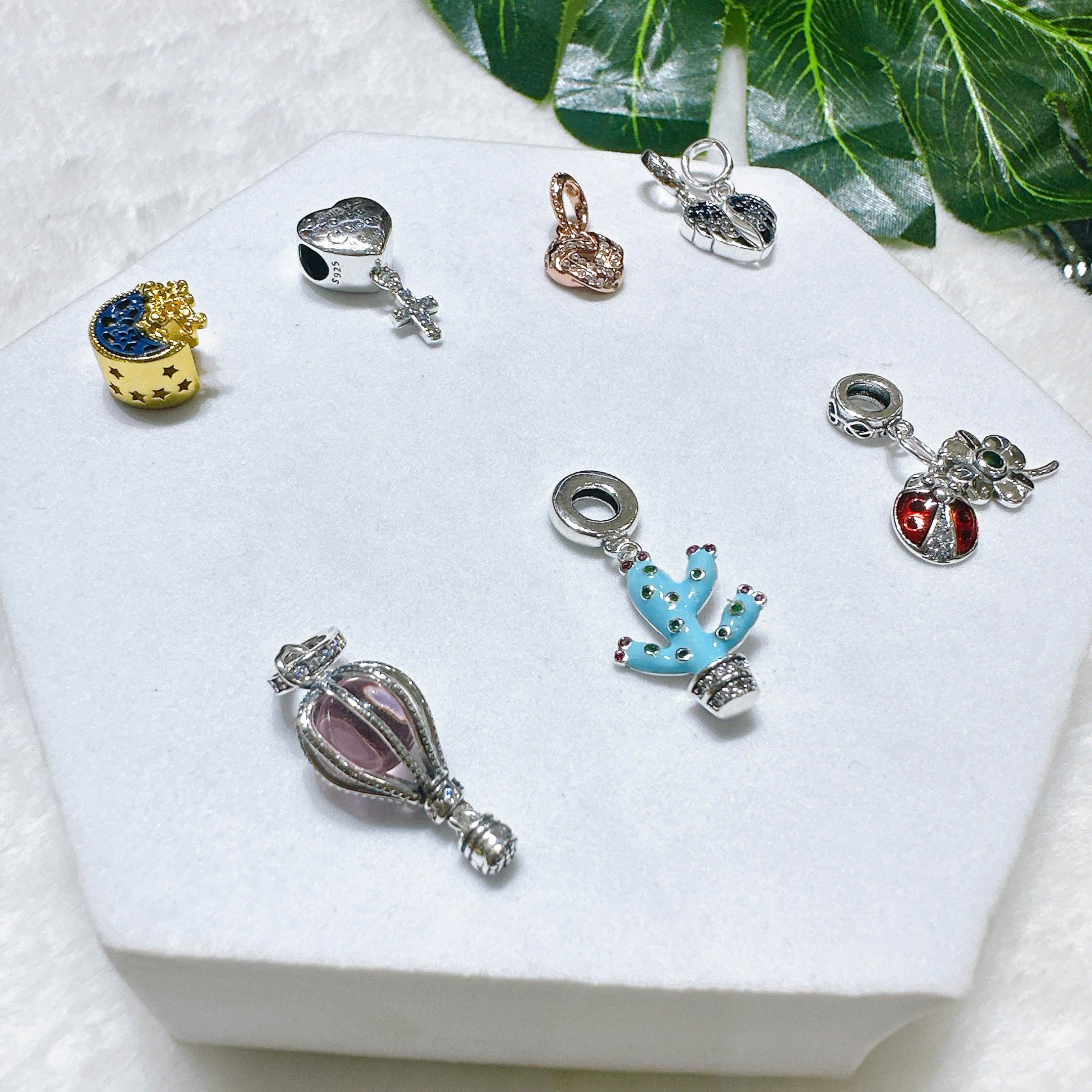 Trang sức đá quý và trang sức đá phong thủy khác nhau thế nào?