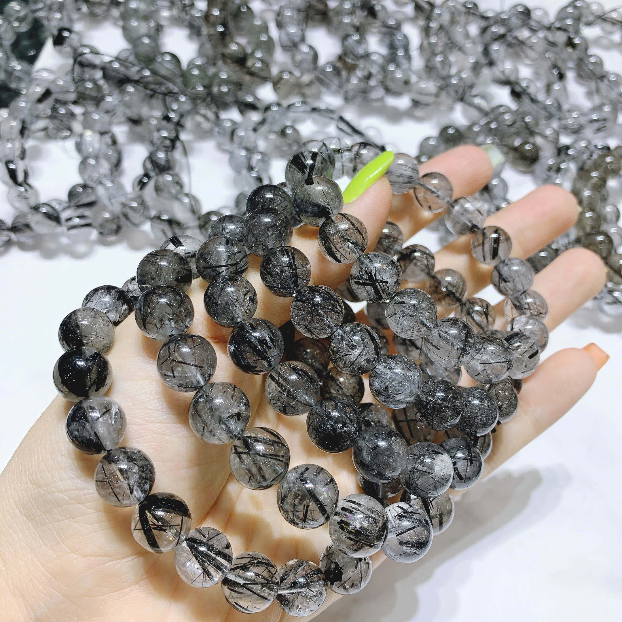 Vòng thạch anh tóc đen có tác dụng gì? Giải mã ý nghĩa từ góc nhìn khoa học và phong thủy