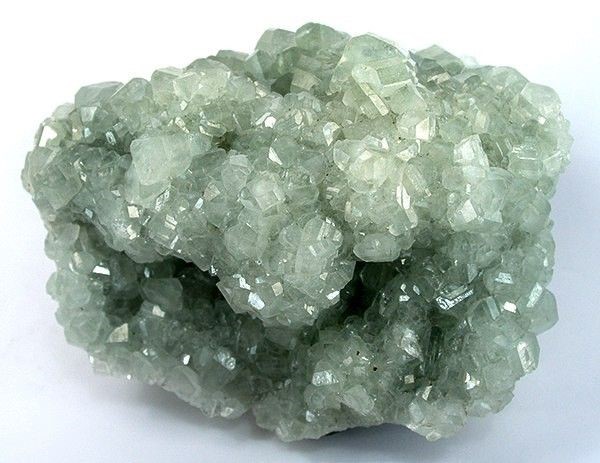 Trang sức đá Datolite – Vẻ đẹp thanh khiết và năng lượng ẩn sâu từ lòng đất