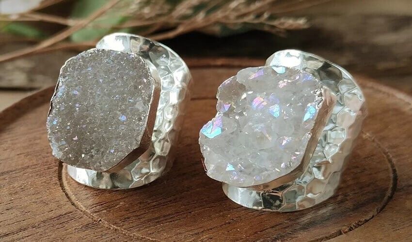 Trang sức đá thạch anh druzy – Vẻ đẹp lấp lánh của sự huyền bí