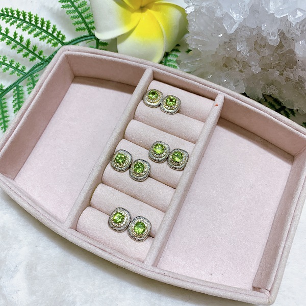 Khám phá vẻ đẹp độc đáo của đá Peridot màu xanh ô liu