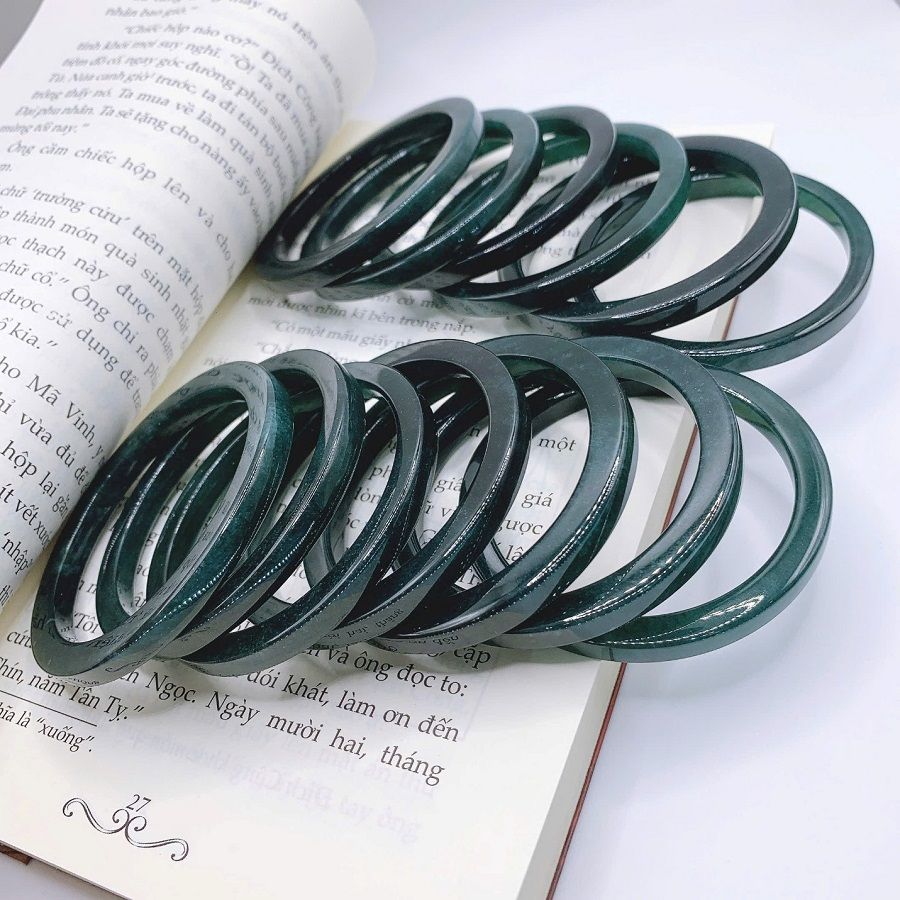 Vòng kiềng, nhẫn Lam Ngọc – Vẻ trầm lắng của đá quý, khí chất của người đeo