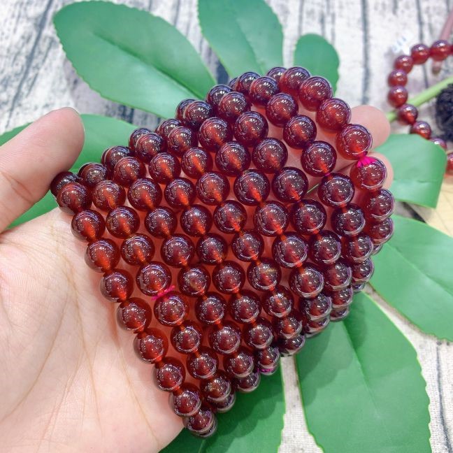 Đá Garnet: Sắc đỏ của năng lượng, tình yêu và vẻ đẹp hiện đại