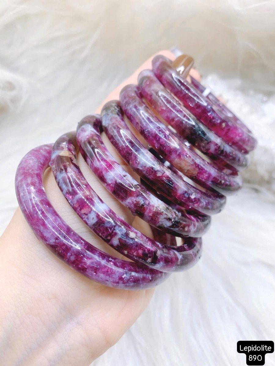 Sự quyến rũ nhẹ nhàng từ vòng kiềng Lepidolite