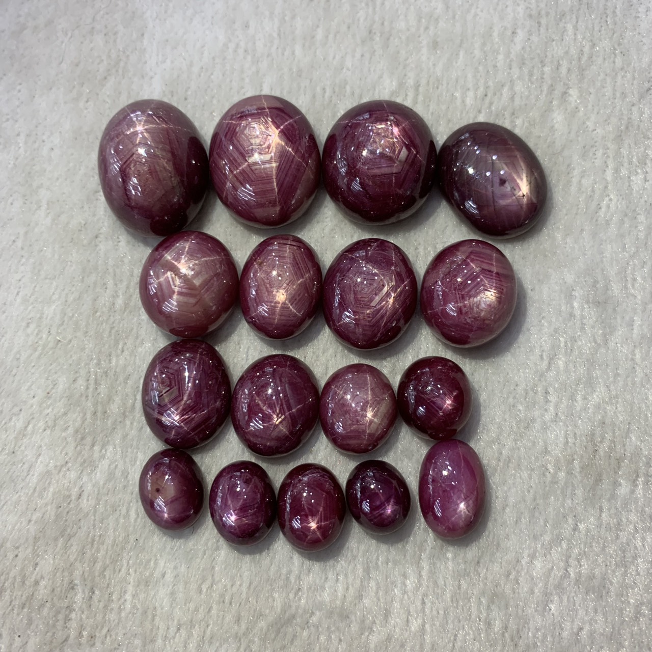 ban-si-mat-trang-suc-ruby-cao-cap-saja