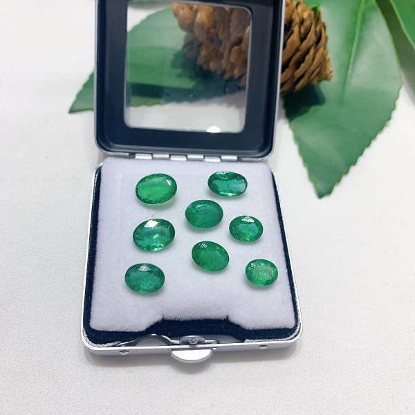 mat-da-emerald-hinh-oval