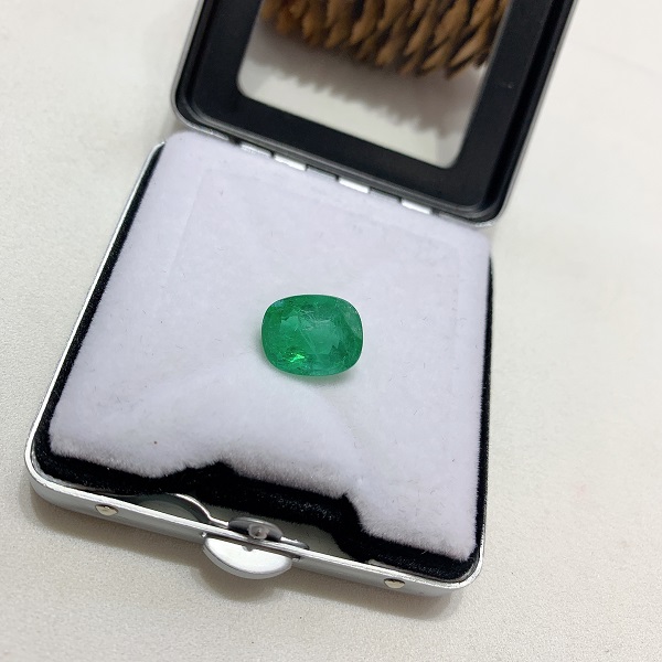 mat-da-emerald-cushion-3a
