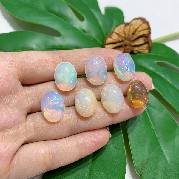 mat-da-opal-oval-trang-lua-ngu-sac