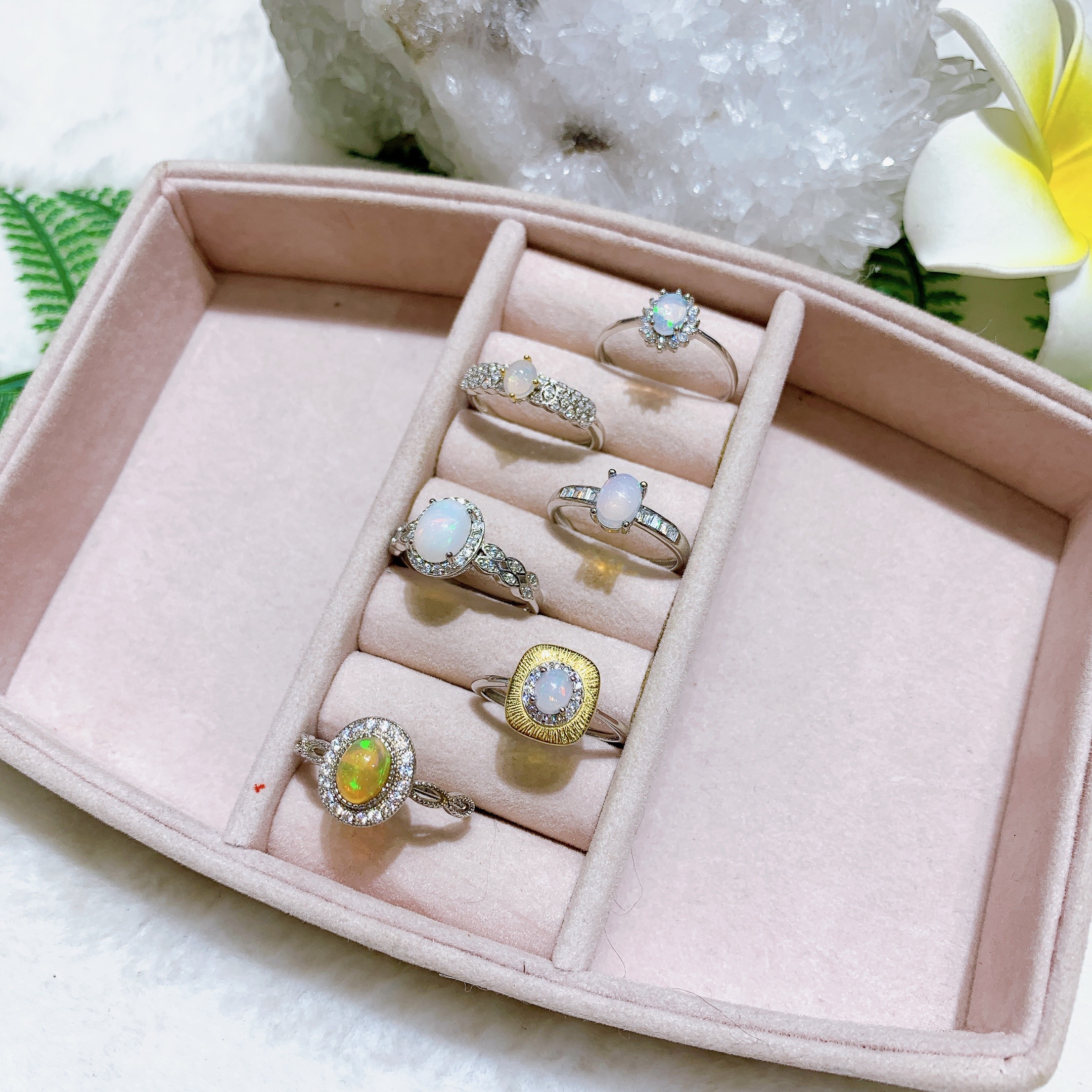 ban-buon-nhan-da-opal-gan-bac-925