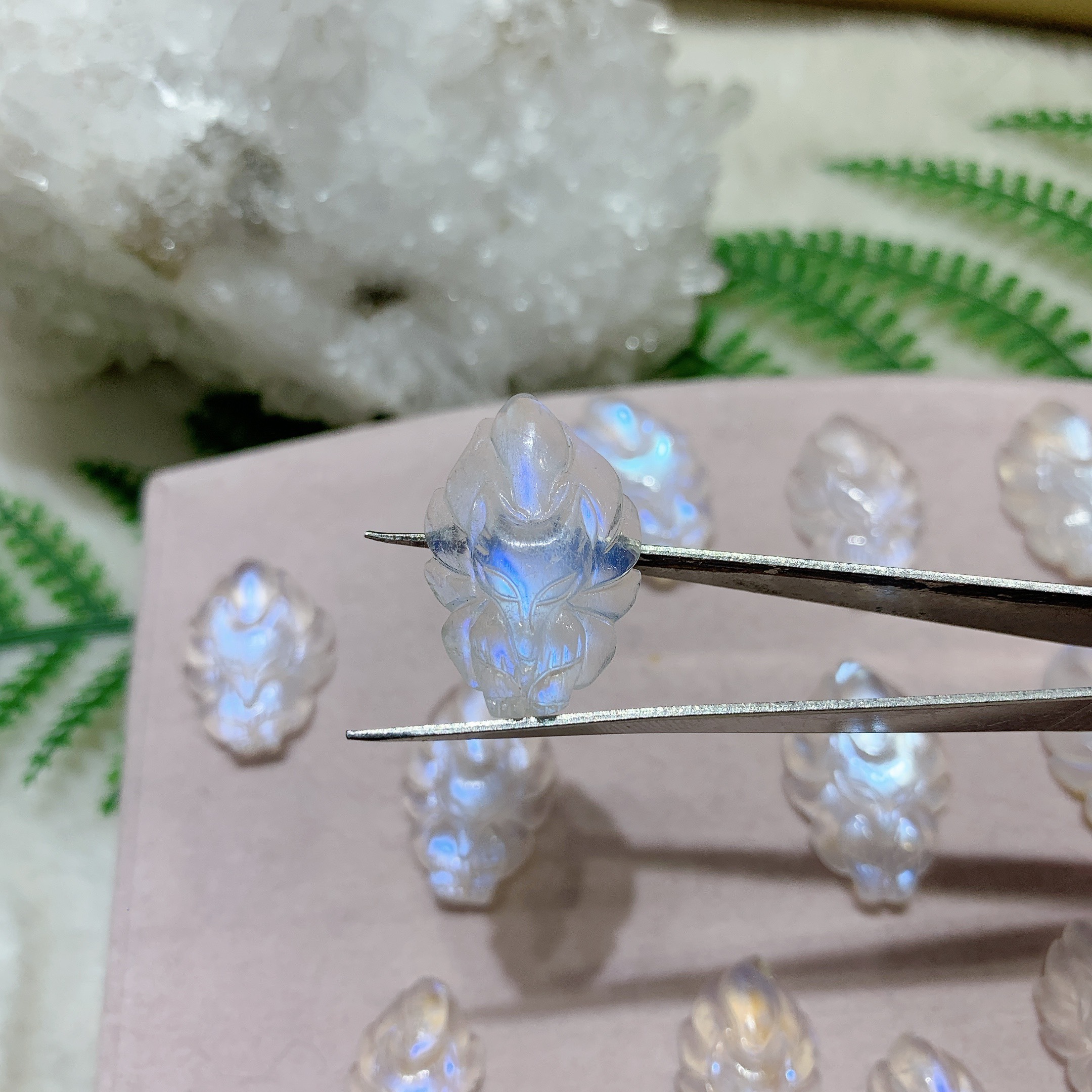 chuyen-si-mat-ho-ly-chua-da-moonstone