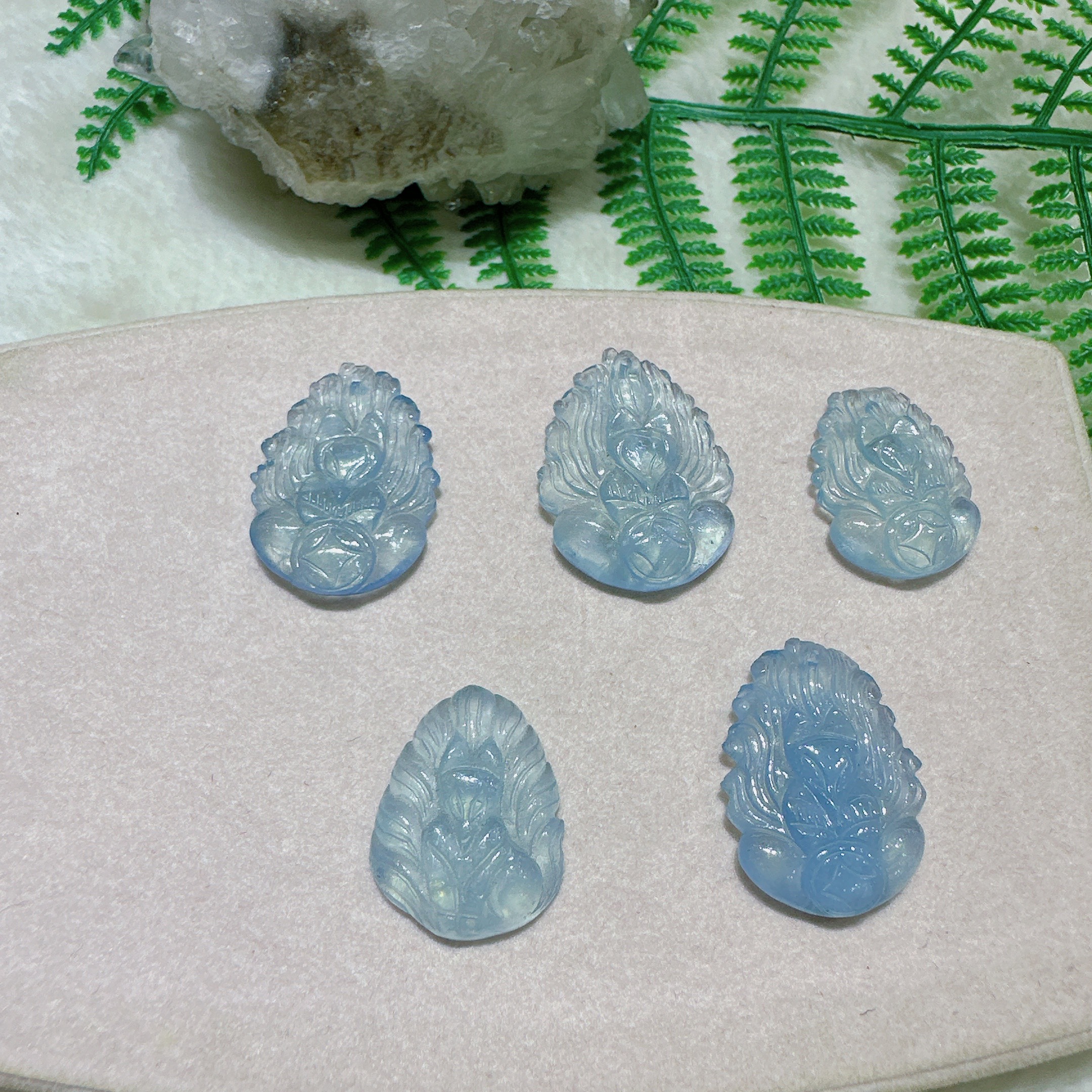 ban-si-mat-ho-ly-chua-da-aquamarine
