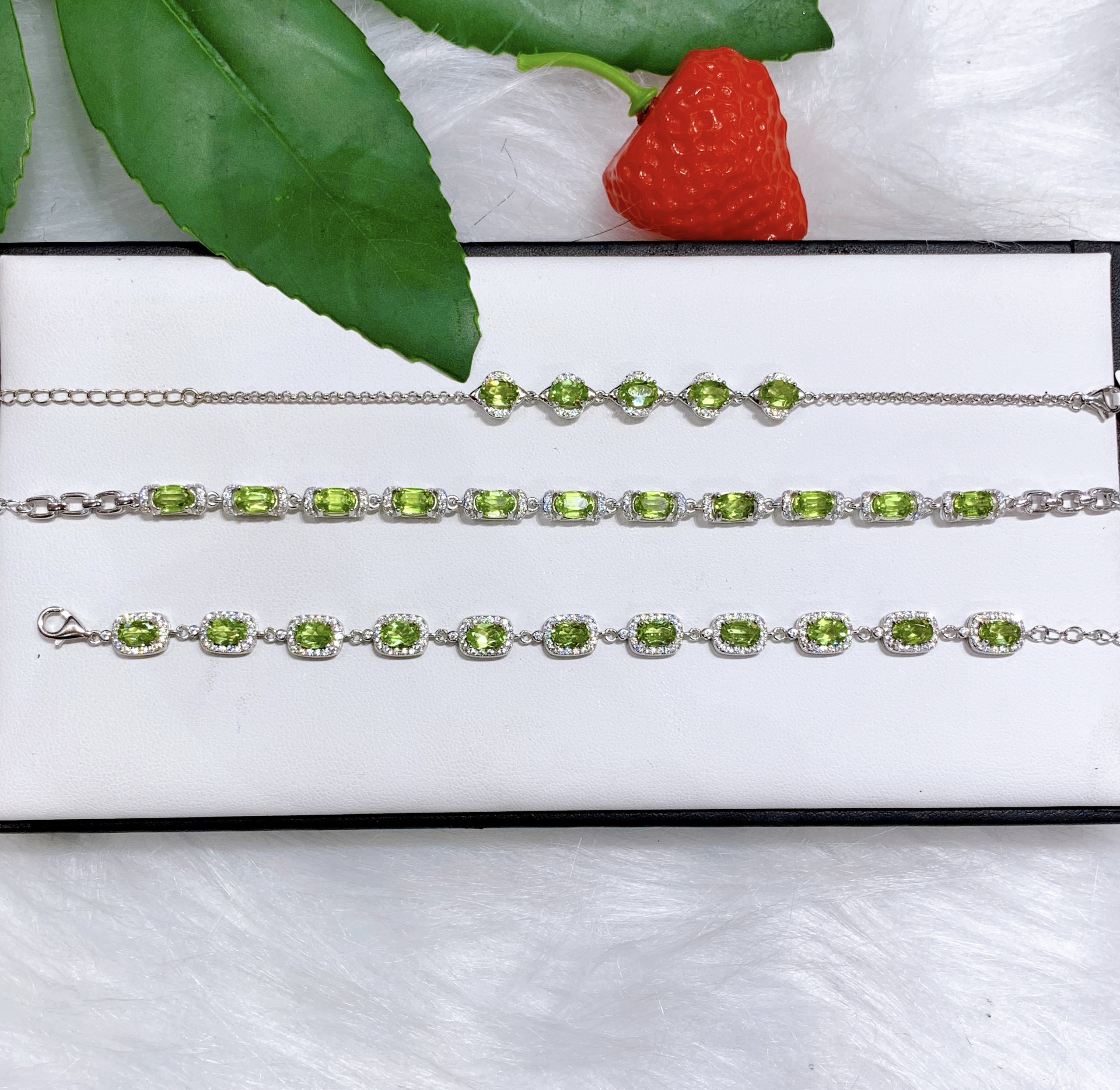 trung-tam-ban-si-lac-tay-da-peridot-gan-bac-925