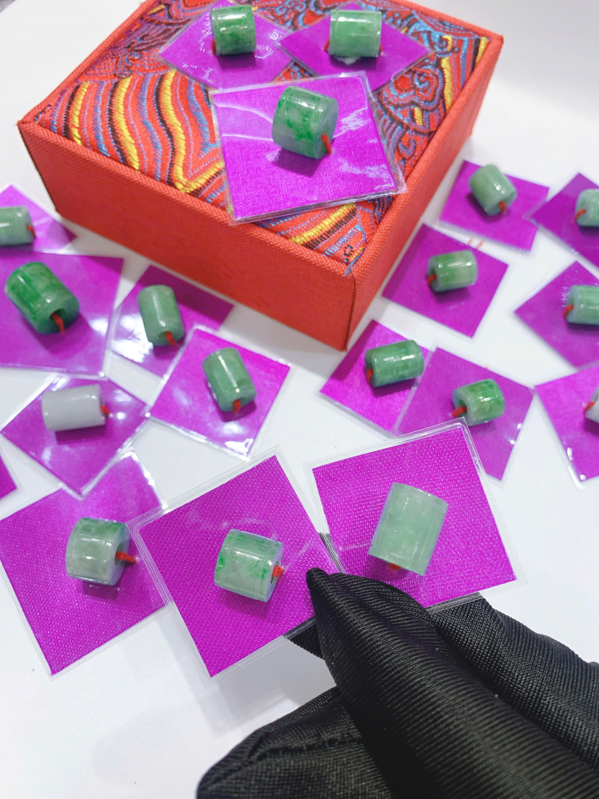 lo-mat-trang-suc-cam-thach-cao-cap-saja