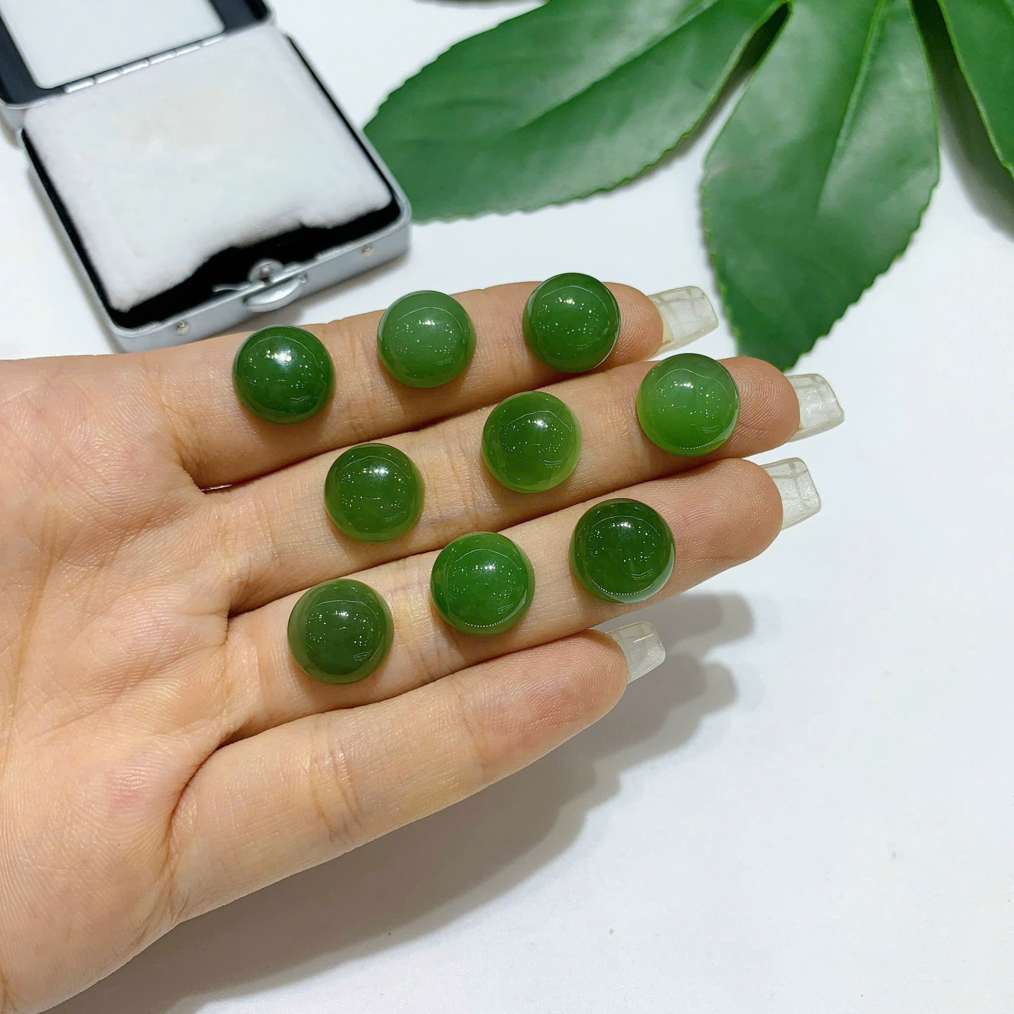 lo-mat-da-ngoc-bich-thien-nhien-chat-da-trong-sac-xanh-luc-noi-bat