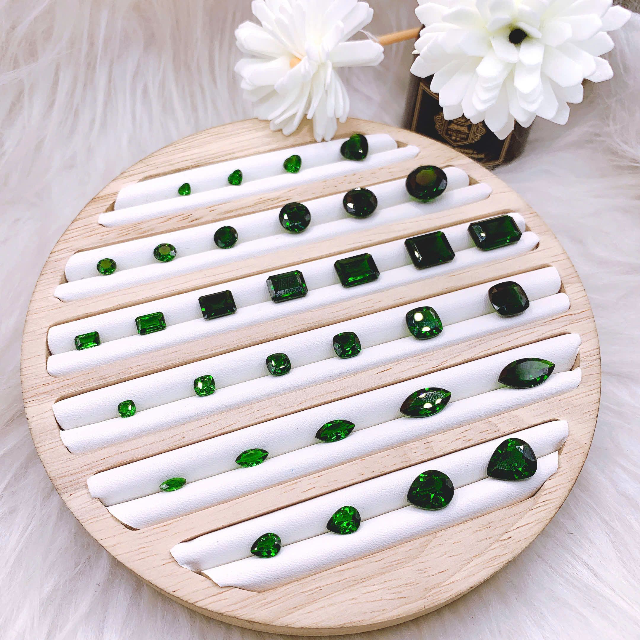 lo-mat-da-diopside-cat-giac