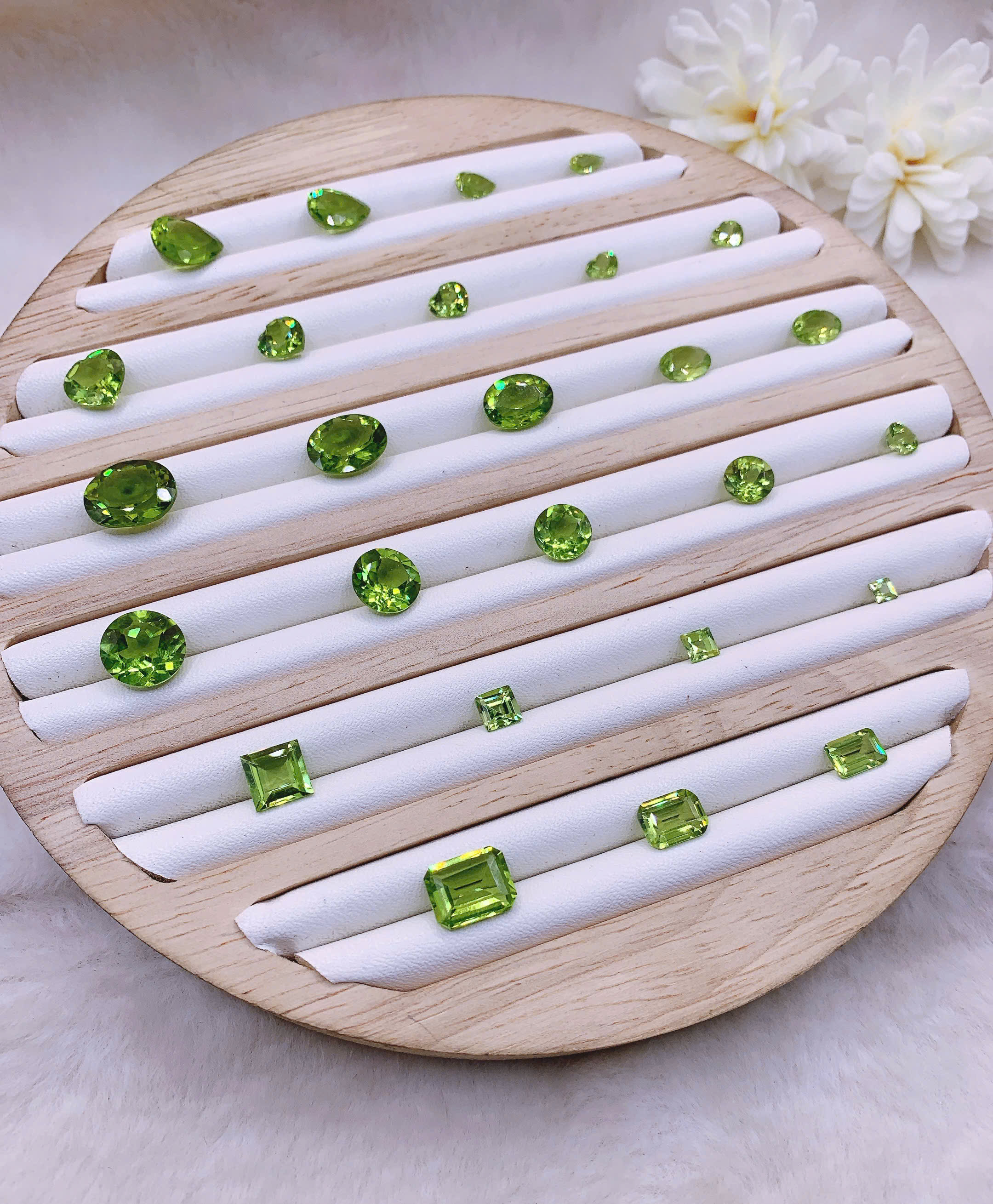 lo-mat-da-peridot-da-dang-hinh-dang