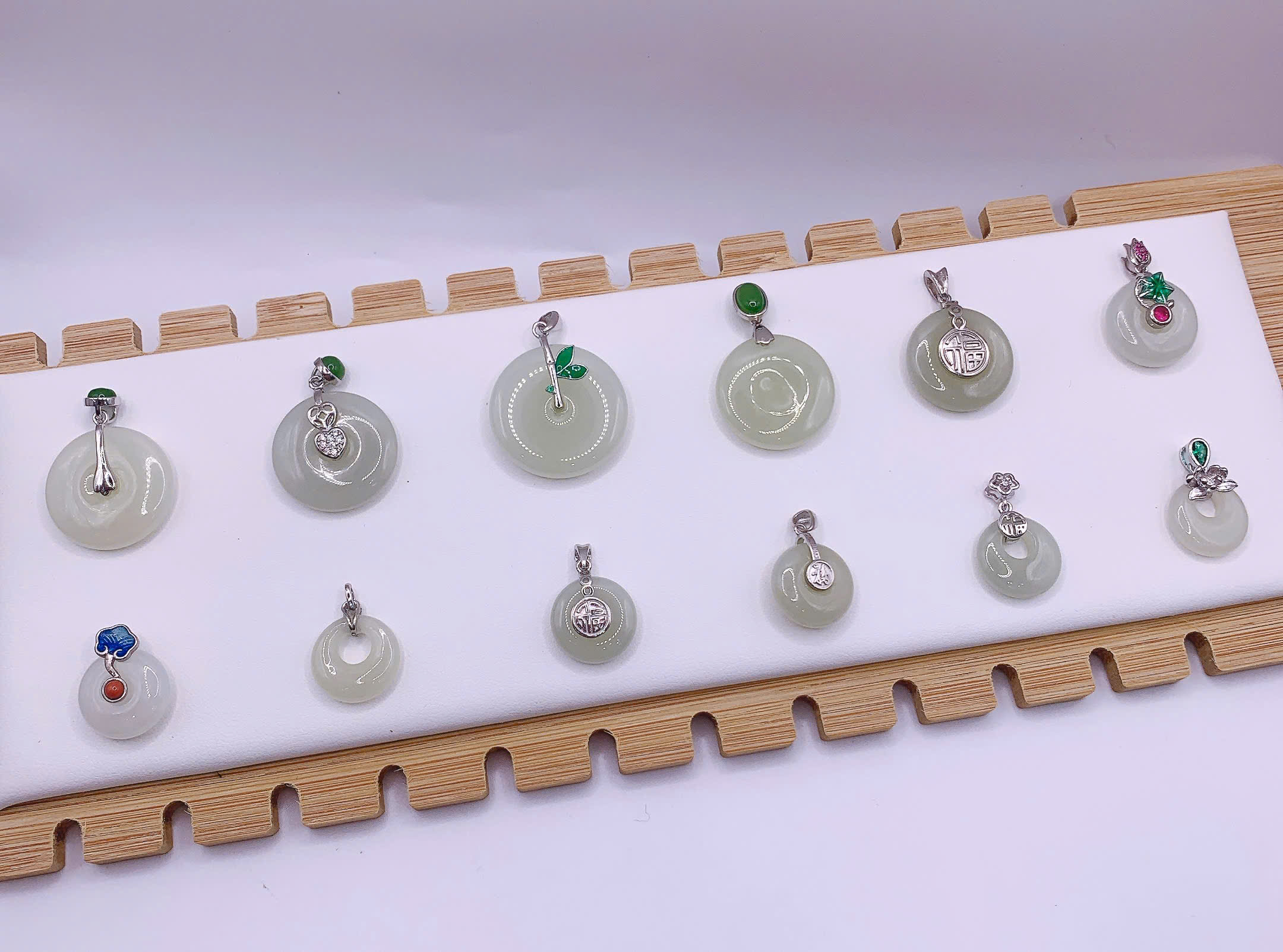 hang-moi-mat-day-bach-ngoc